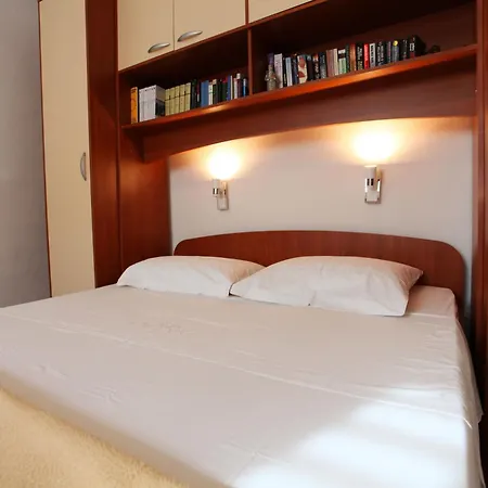 Lidija Mit Terrasse Und Meerblick Apartament